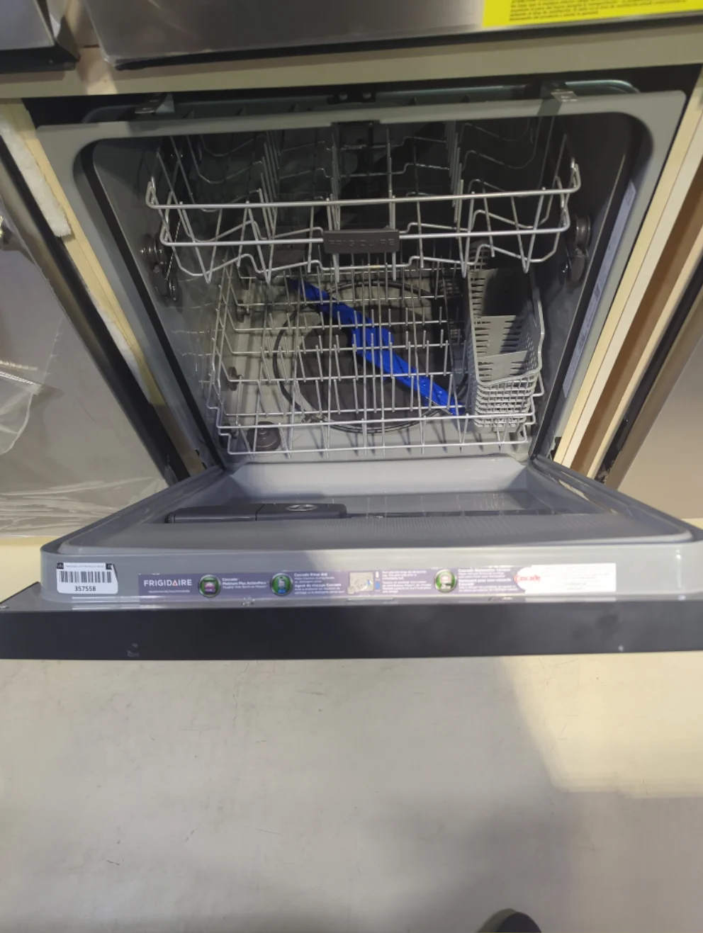 FFCD2413US - DISHWASHERS - Frigidaire - Front Controls - Stainless Steel - Open Box - Image 3
